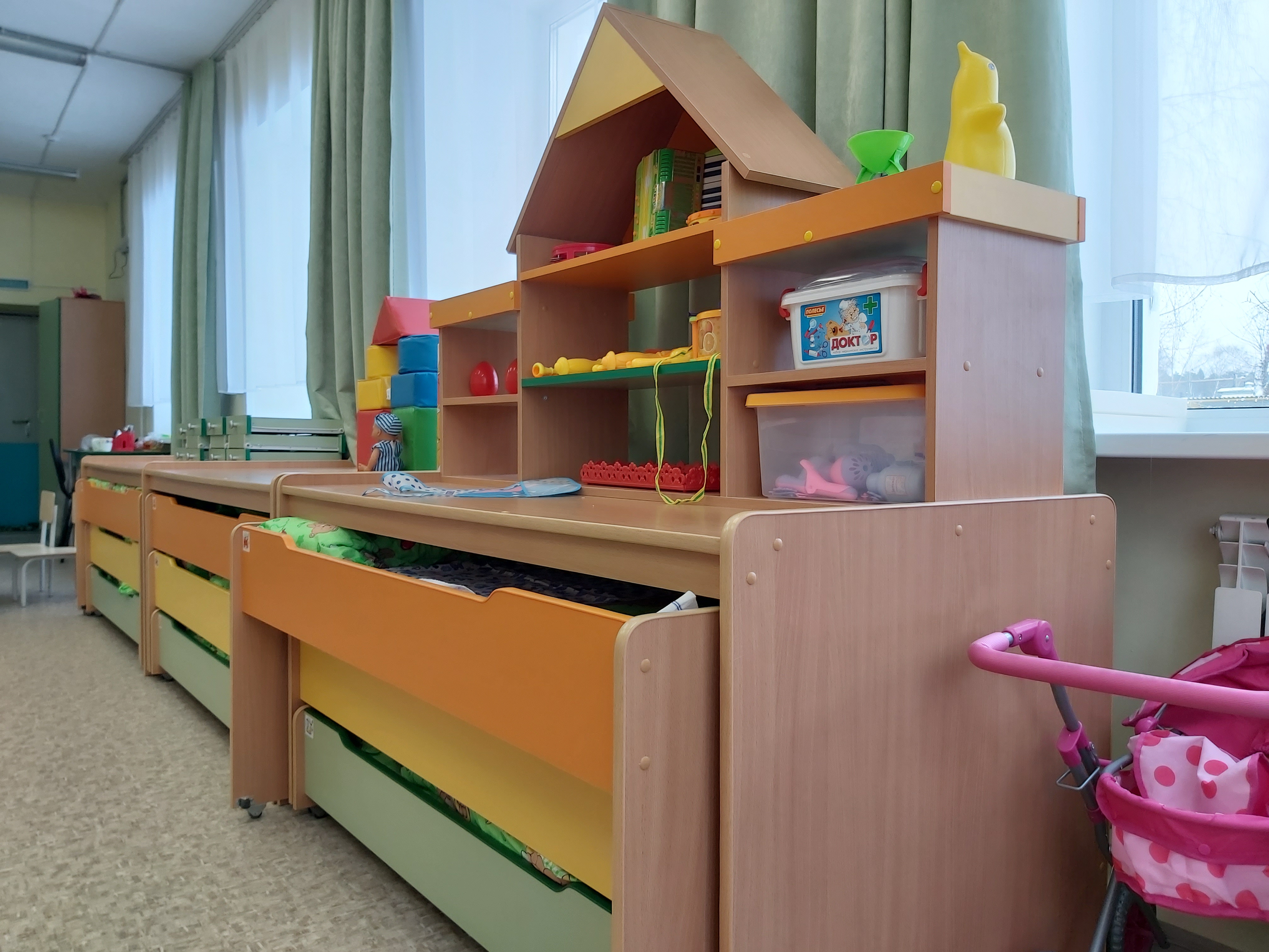 трехъярусная кровать для детей в детском саду